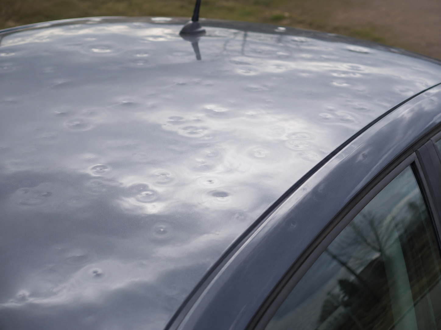 Read more about the article Czy auto elektryczne po gradobiciu można naprawić metodą PDR?